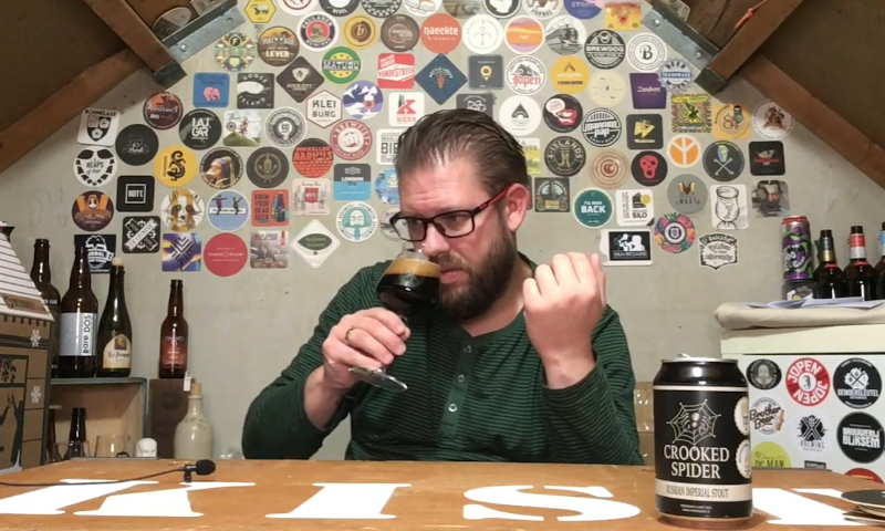 BeerGeek Holland ruikt aan een glas met Crooked Spider Russian Imperial Stout